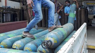 Des bouteilles d'oxygène sont chargées sur un camion à destination des hôpitaux à Bangalore, dans le sud de l'Inde, le 5 mai 2021. (MANJUNATH KIRAN / AFP)