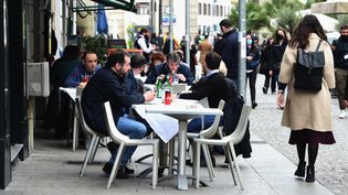 Des personnes déjeunent en terrasse à Milan, le 26 avril 2021, alors que certaines restrictions contre le Covid-19 ont été levées en Italie. (PIER MARCO TACCA / AFP)